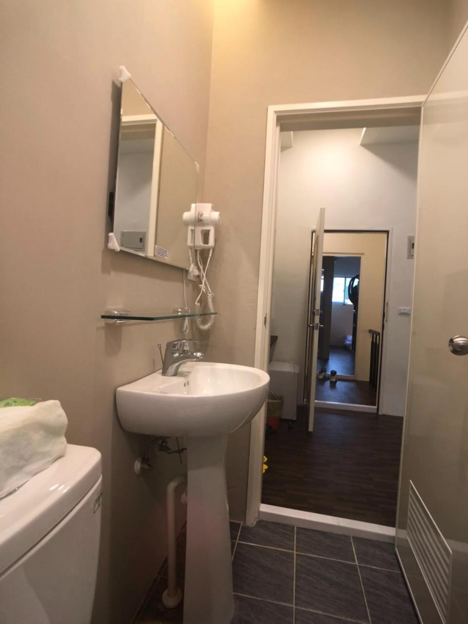 Apartamento 逢甲柏斯青年旅棧 Taichung Exterior foto
